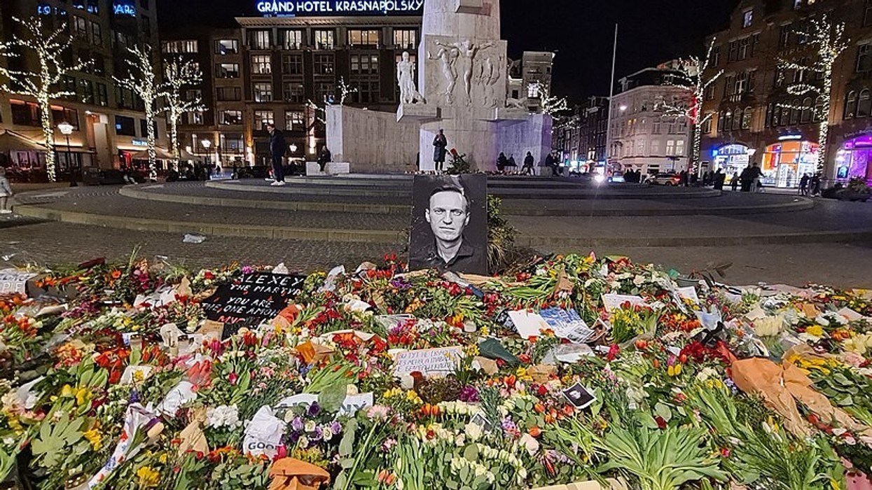 A large array of flowers surround a portrait of Alexe\u00ef Navalny
