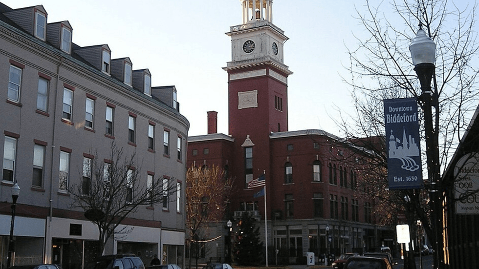 A picture of an US town square