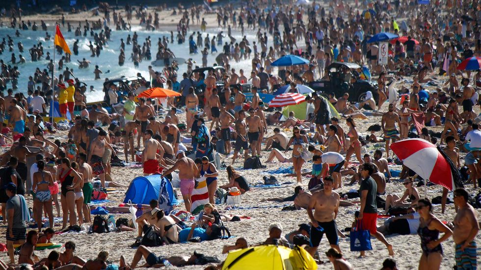 A very crowded Sydney beach during a heatwave in 2017.